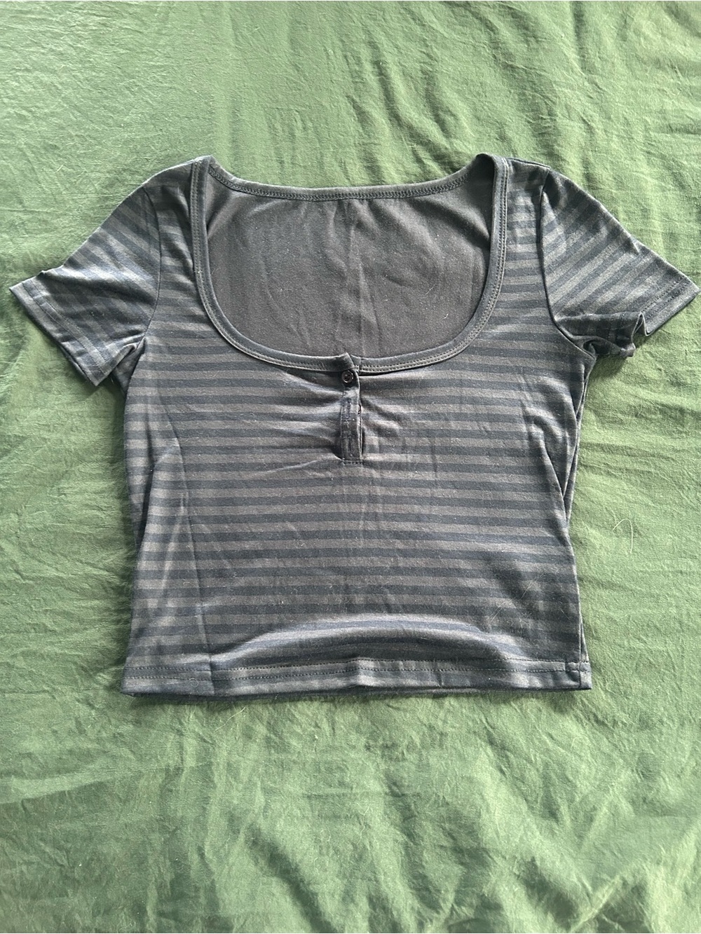 Striped Short-Sleeve Scoop Neck Crop Top in Gray
